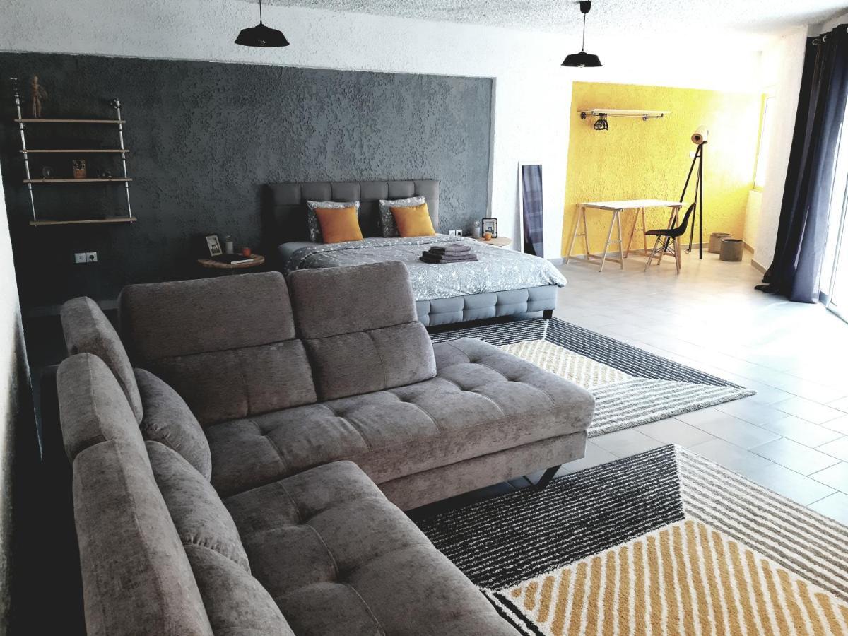 21 Suites Deluxe Stay Near The Airport Markópulo Kültér fotó