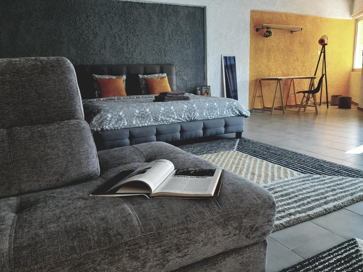 21 Suites Deluxe Stay Near The Airport Markópulo Kültér fotó