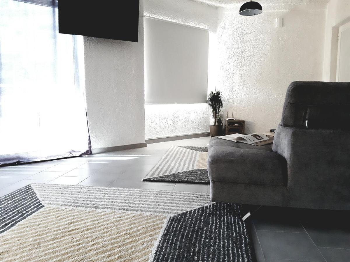 21 Suites Deluxe Stay Near The Airport Markópulo Kültér fotó