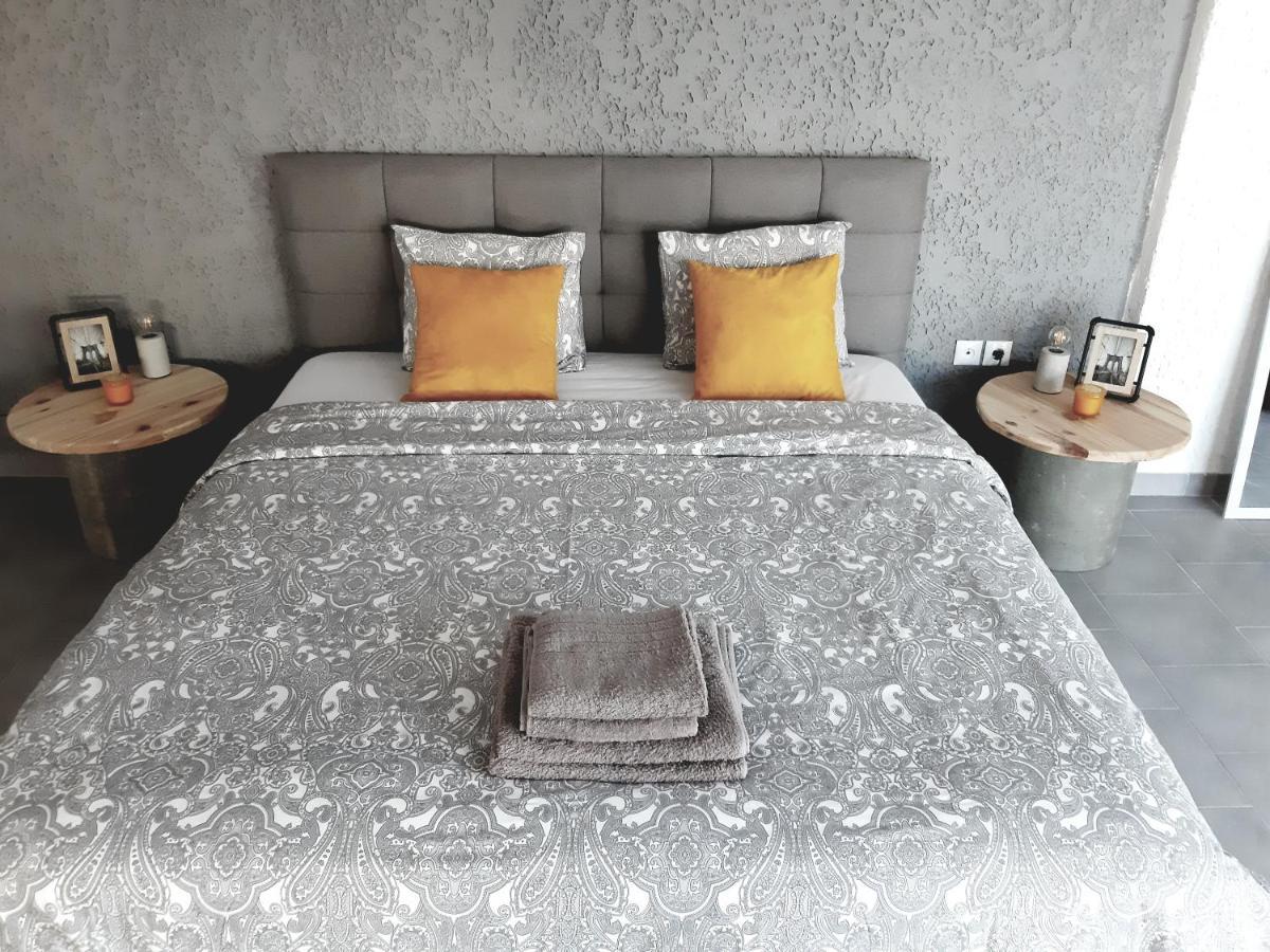 21 Suites Deluxe Stay Near The Airport Markópulo Kültér fotó